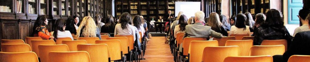 des sièges disposés pour une conférence dans une bibliothèque