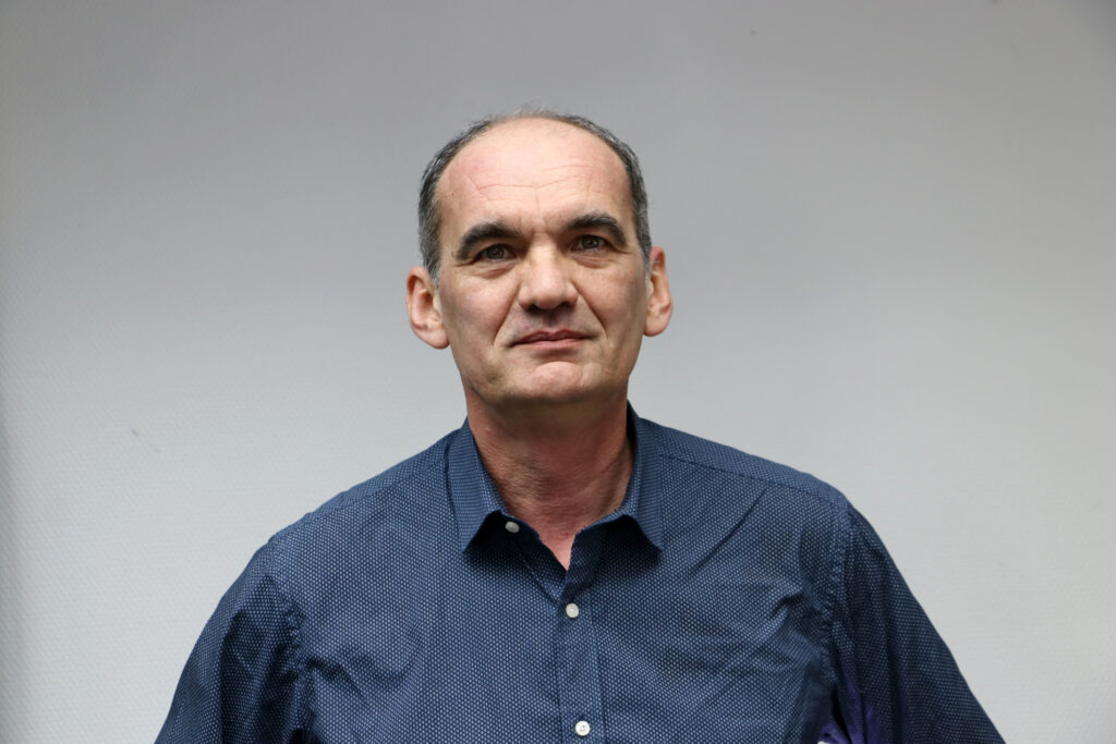 Portrait poitrine de Philippe Cordazzo, en chemise bleu nuit