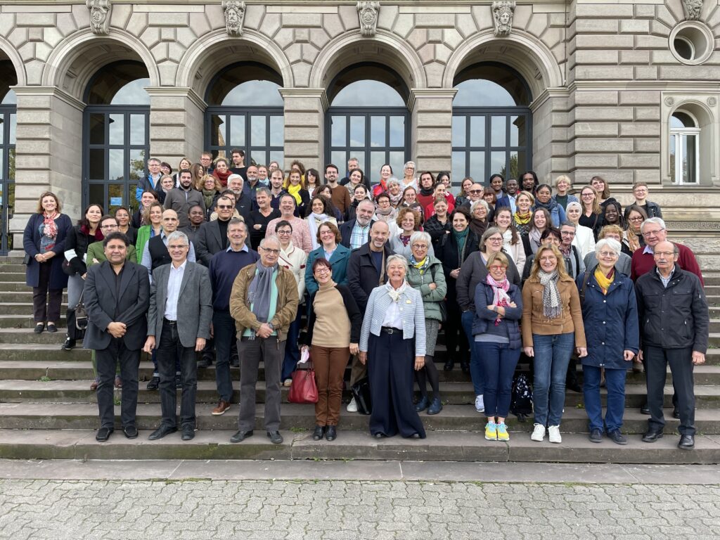 Les 04 et 05 octobre 2024, la faculté de médecine accueillera au Forum les 33e Rencontres Santé-Société Georges Canguilhem, organisées par Euro Cos Humanisme et Santé. Cette année, le thème retenu est audacieux et surprenant : « Art et santé, regards croisés ». Une thématique qui, de prime abord, peut sembler inhabituelle, voire déroutante, tant l'art et la santé apparaissent comme des domaines éloignés l'un de l'autre. Pourtant, c’est précisément ce caractère inattendu qui rend cette rencontre si fascinante. Au-delà des apparences, l'art et la santé partagent de nombreux points communs et peuvent se nourrir mutuellement, offrant des perspectives nouvelles et enrichissantes.