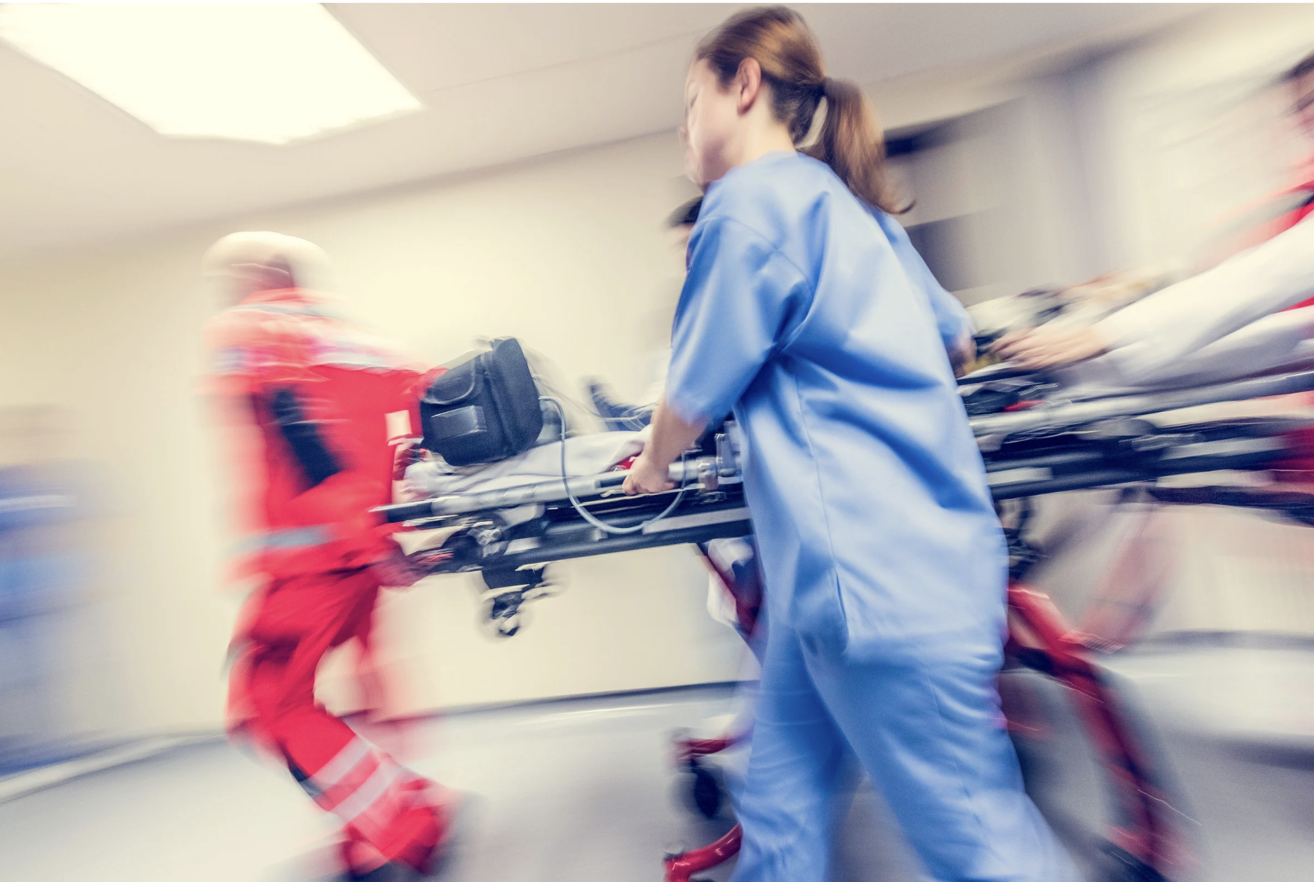 une infirmière et un ambulancier pousse un brancard